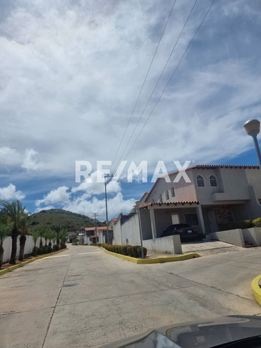 Amplio Townhouse Ubicado En Conjunto Tranquilo, Los Robles, Maneiro, Isla De Margarita, Nueva Esparta - Cod. 0673