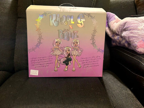 Muñeca De Colección Bratz Karol G - 3 Atuendos Diferentes
