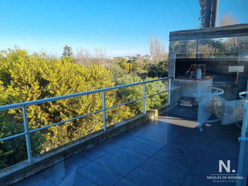 Imagen 16 de 30 de Chalet De Moderno Diseño A Metros Del Mar.
