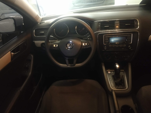 Imagen 3 de 11 de Jetta Mkvi Trendline Automatico Plata Blanco 2017