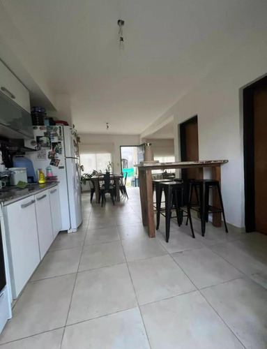 Casa En Venta - 3 Dormitorios 2 Baños - Cocheras - 299mts2 - Ituzaingó
