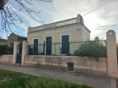 Casa De Estilo Antiguo Con Gran Jardín En Venta, General Las Heras