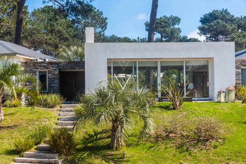 Venta De Casa 5 Dormitorios En Pinar Del Faro José Ignacio Con Gran Jardin Parquizado (pfi7)