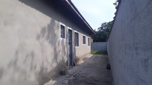 Casa 2 Dormitórios Em Bairro Residencial, Próximo A Comércios, Escolas, Transportes E Muito Mais!