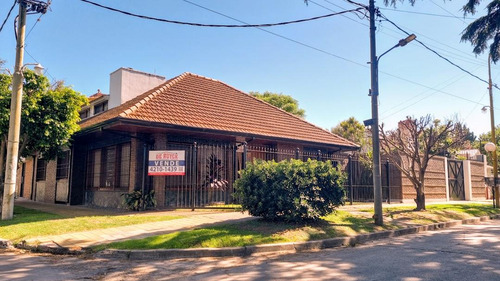 Chalet Sobre 2 Lotes En Barrio Los Cedros