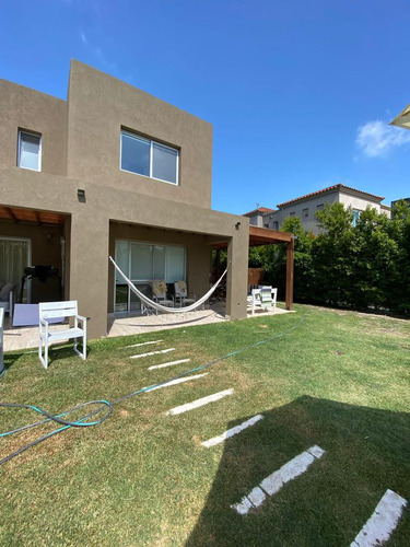 Casa En Venta Con Renta, Barrio Barbarita