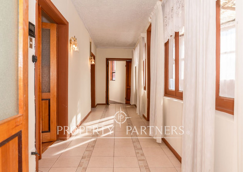 Casa Ideal Para Oficinas O Uso Comercial Por Su Ub...