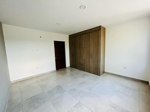 Estrena Casa En Lomas De Juriquilla, 4 Recamaras, Una En Pb, 4 Baños, Jardín
