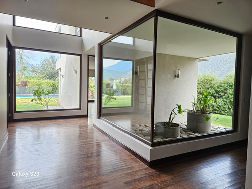 Fantástica Casa En Exclusivo Condominio Valle Escondido.