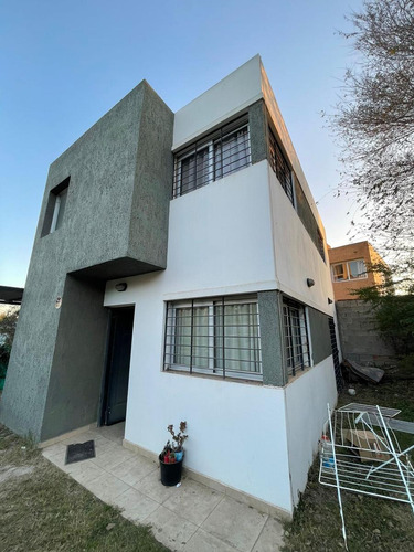 Hermoso Duplex En Villa Allende - 2 Dormitorios - Cochera Y Terreno Amplio - Barrio Español