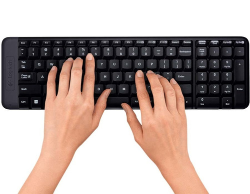 Kit de teclado y mouse inalámbrico Logitech MK220 Español Latinoamérica de color negro