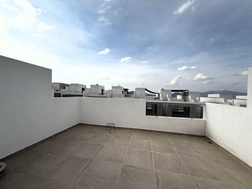 Casa En Renta En Zibata Con Roof Garden Con Vista Al Valle Rahqro