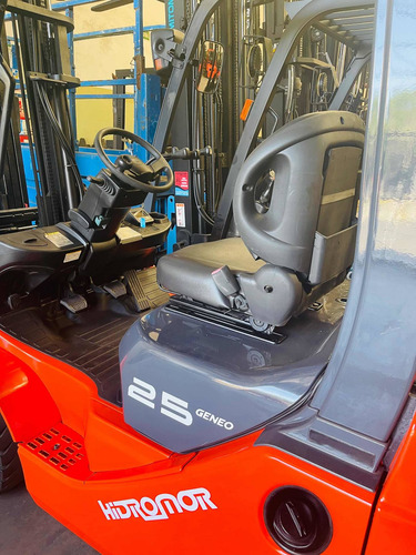 Imagen 3 de 11 de Autoelevador Toyota 2.5tn Nafta/glp/desplazador