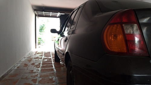 Renault Clio Sedan 1.0 16v Rn 4p 2001