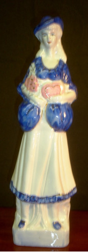 Figura Dama Antigua Con Corazón Porcelana Alt. 18 Cm.(839)