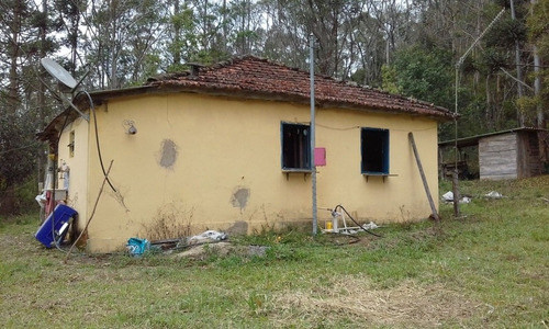 ¿ Com 3 Guarto, Cozinha E Banheiro,paiol