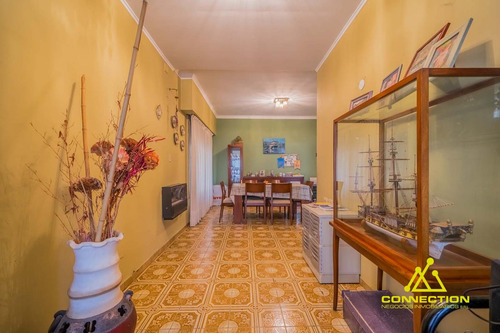 Casa 6 Ambientes En Venta. Banfield Con Pileta