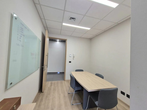Moderna Y Funcional, En Edificio Empresarial