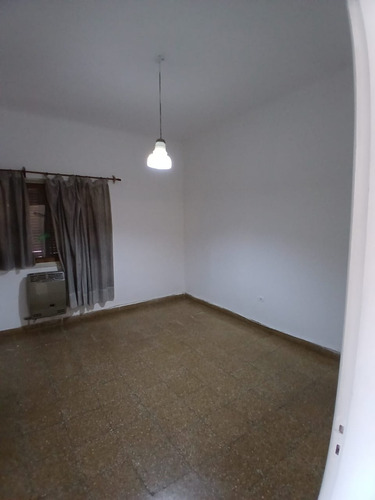¡tu Nuevo Hogar Ideal! Casa De 3 Dormitorios Con Amplios Espacios, Cochera Para 2 Vehículos Y 2 Patios Lista Para Escriturar