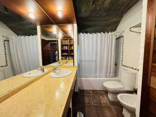 Casa En Venta De 4 Dormitorios En Country, Punta Del Este.
