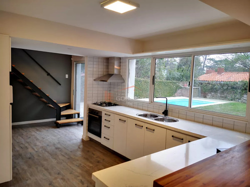 Casa En Alquiler De Verano En Punta Del Este, Zona Playa Mansa Con Parrillero Y Piscina, 5 Dormitorios