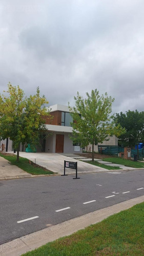 Casa En Venta En El Barrio Araucarias - Puertos / Escobar