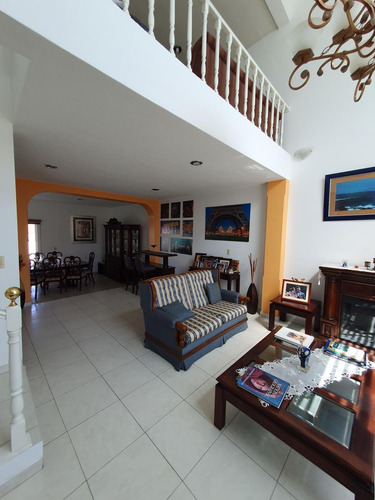 Hermosa Residencia En Centro Sur, Claustros Del Sur, C.342 M2, 3 Niveles