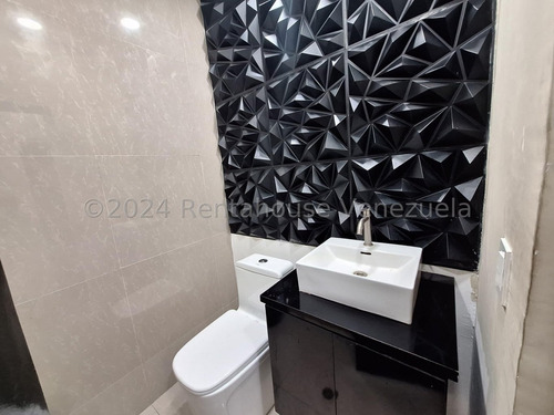 Estupendo Edificio Comercial En Venta Mls 24-27845 Sabana Grande