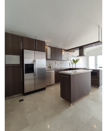 Se Alquila Bello Apartamento Ubicado En Loma Linda.