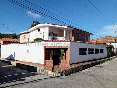 Amplia Y Moderna Casa En Venta Este De Barquisimeto. Urbanizacion Colinas De Santa Rosa 24-2122 As-f