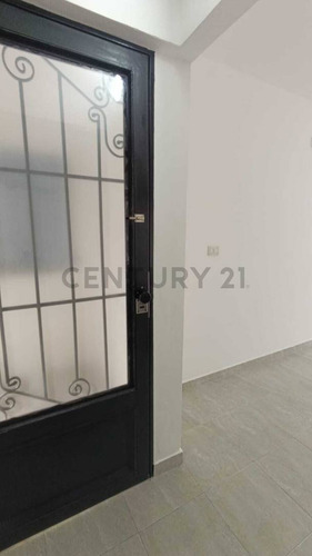 Ph En Venta Castelar Con Patio Y Cochera Apto Prefesional Y Apto Credito.