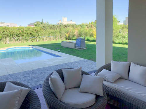 Propiedad Con Detalles De Categoría En Don Joaquin, Canning
