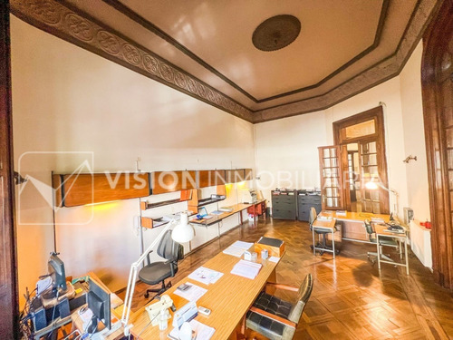 Imagen 10 de 14 de Casona Casa Mansión Amueblada De 811 M2 Con 690 M2 Interiores Para Sede De Empresa Cowork Hotel Ciudad Vieja Montevideo. Planta Principal De 212 M2 Totalmente Reciclada Y Actualmente En Uso. Reciclaje