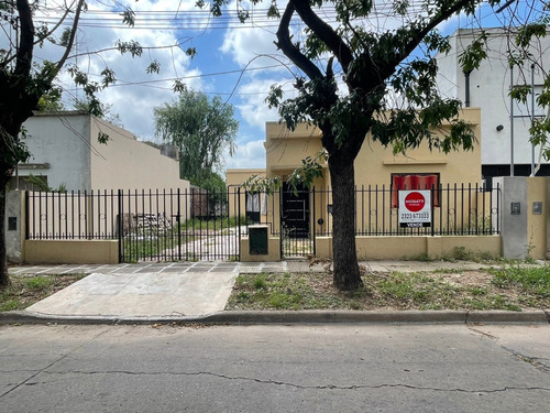 Casa Con Dos Departamentos En Venta - Barrio El Hospital - Luján