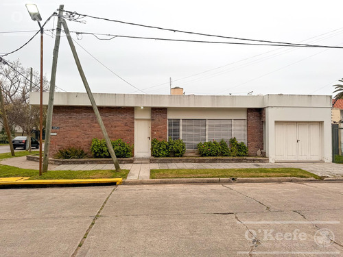 Casa En Venta De 4 Ambientes, Bernal.