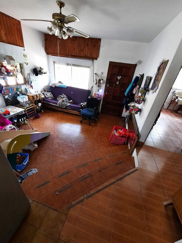 3 Casas En Una Frente A Plaza Y A Pasos De La Laguna. Apta Vivienda Y Dependencias Para Alquilar