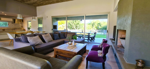 Casa A La Venta En Cul De Sac En Area Residencal 1, Barrio Costa Esmeralda, Venta Equipada.