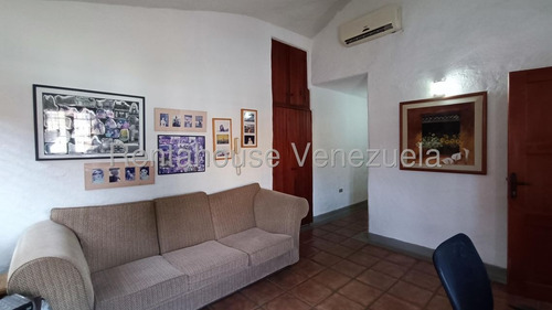 Hermosa Casa Con Excelentes Acabados, Ubicada En Una De Las Mejores, Zonas Del Trigal Norte, Cocina Equipada, Aires Acondicionados Y De Doble Nivel, Jardín Interno Con Jacuzzi, Balcón En La Habitación