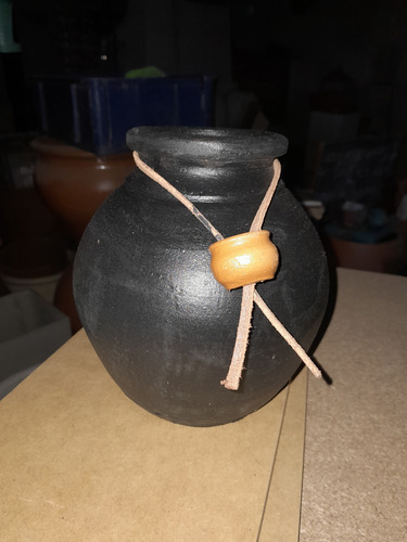 Jarrón Bocha Pintado Mate Con 20 Cm De Alto 10 Cm Boca Negro Mate Bocha Collar Cuero Con Vasija