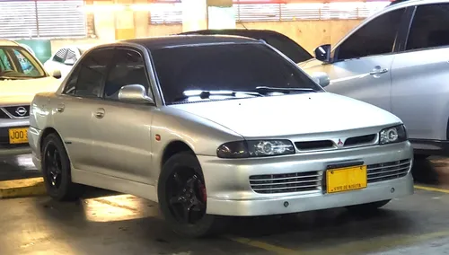 Mitsubishi Lancer 1.3 Gl 5 p