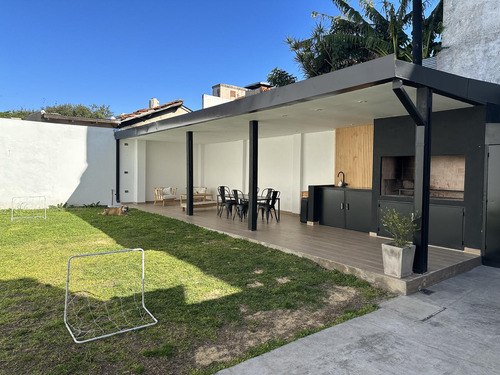 Venta Casa 4 Ambientes  Con Galería Y Parrilla Sobre Excelente Lote En Barrio Malvinas Boulogne