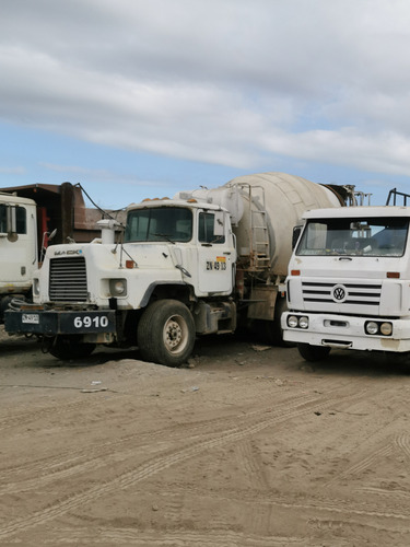 Camión Mack Dm 690s Mixer