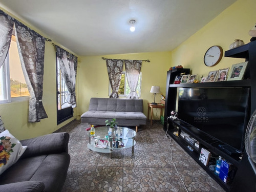 Casa En Venta En Col. Iztaccihuatl De Dos Niveles Con Jardín.