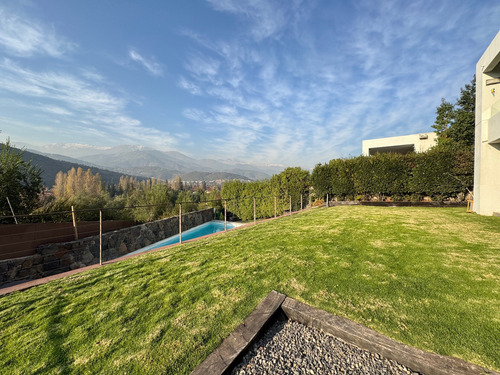 Con Vista, Condominio Y Cercana A Colegios En Los Trapenses