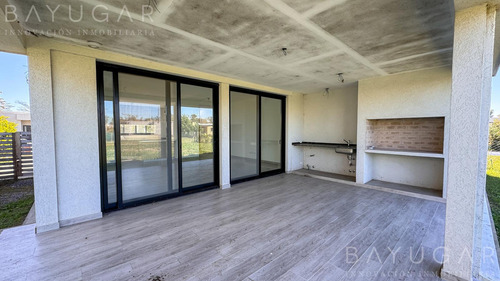Venta Casa - Barrio Privado Santa Emilia / Pilar Del Este