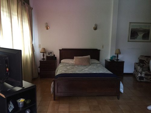Imagen 7 de 30 de Comoda Y Amplia Casa En Venta. Urb, Miranda. Mr 04126270120