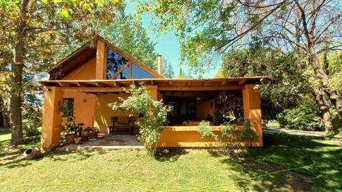 Casa En Chacras De Coria, Mendoza. 8 Personas. Barrio Semiprivado. Piscina, Churrasquera, Amplio Jardin.