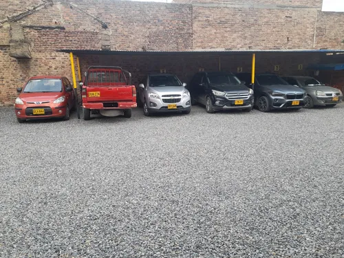 Amplio Lote 580m2. A Dos Cuadras Del Parque De La Villa Y Cerca A La Zona Bancaria Davivienda, Av Villas, Banco Caja Social, Actualmente Funciona Como Parqueadero.