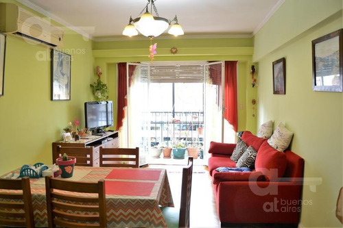 Imagen 2 de 29 de San Telmo. Semipiso De 3 Ambientes Al Frente Con Balcón Y Patio/ Lavadero