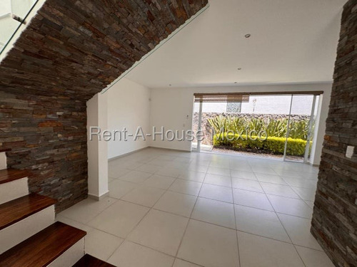 Zibatá. Venta - Casa En Esquina Con Estudio Y 3 Recámaras